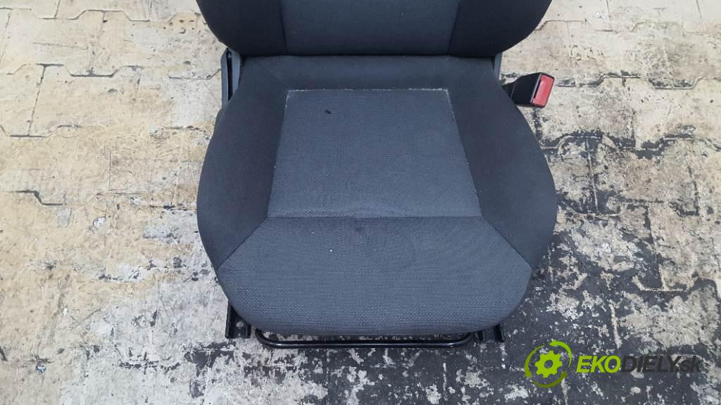 OPEL ZAFIRA B 2007 74kw B 1910 Sedadlo pravy  (Sedačky, sedadlá)