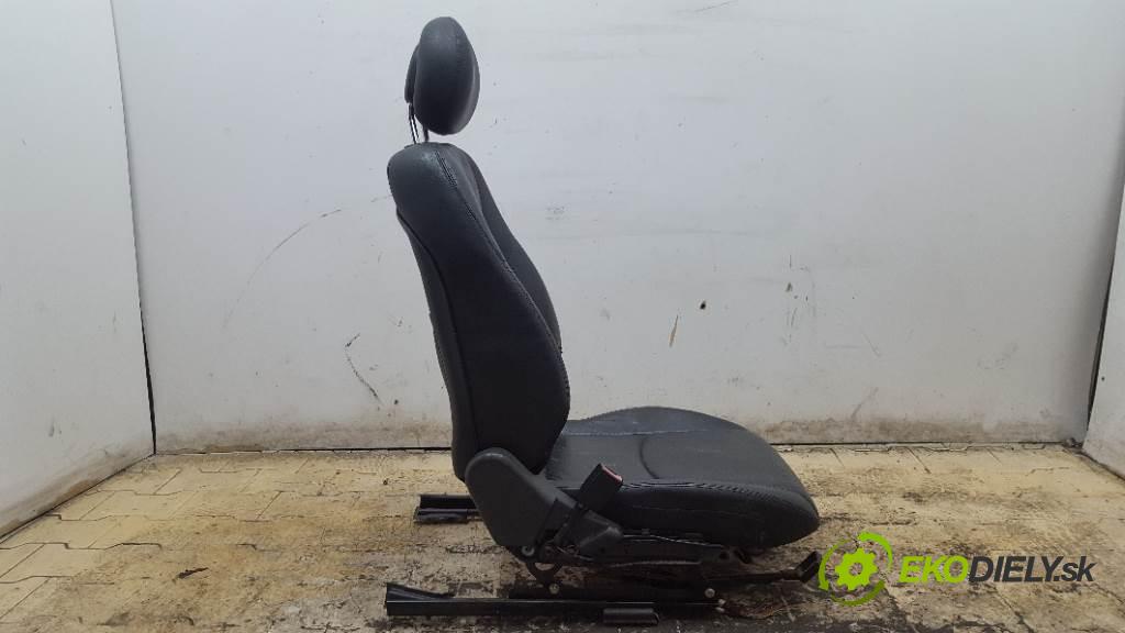 MERCEDES-BENZ C270 CDI W203 2001 125kw W203 2685 Sedadlo ľavy  (Sedačky, sedadlá)