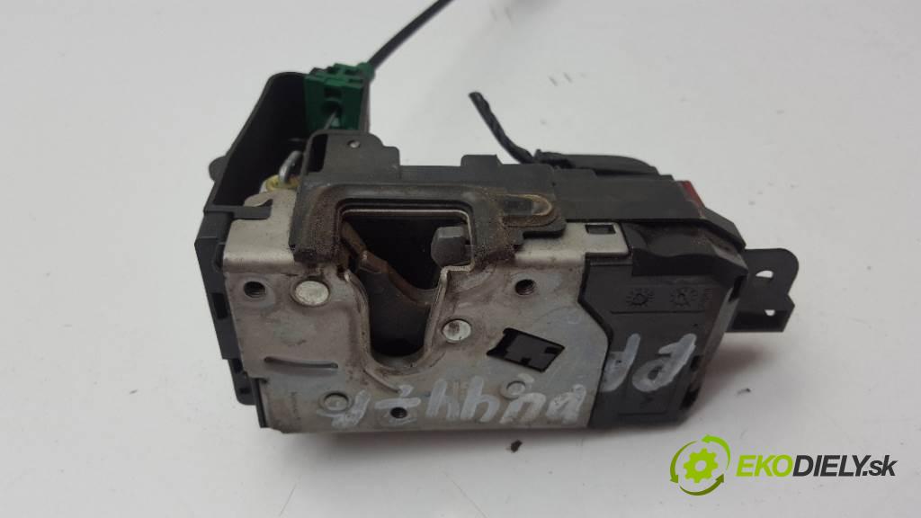 OPEL ZAFIRA B 2007 88kw B 1910 zámok přední část pravý 13210749 4PIN