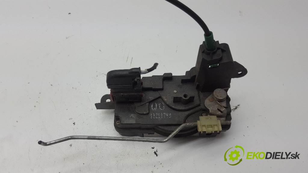 OPEL ZAFIRA B 2007 74kw B 1910 zámok přední část pravý 13210749