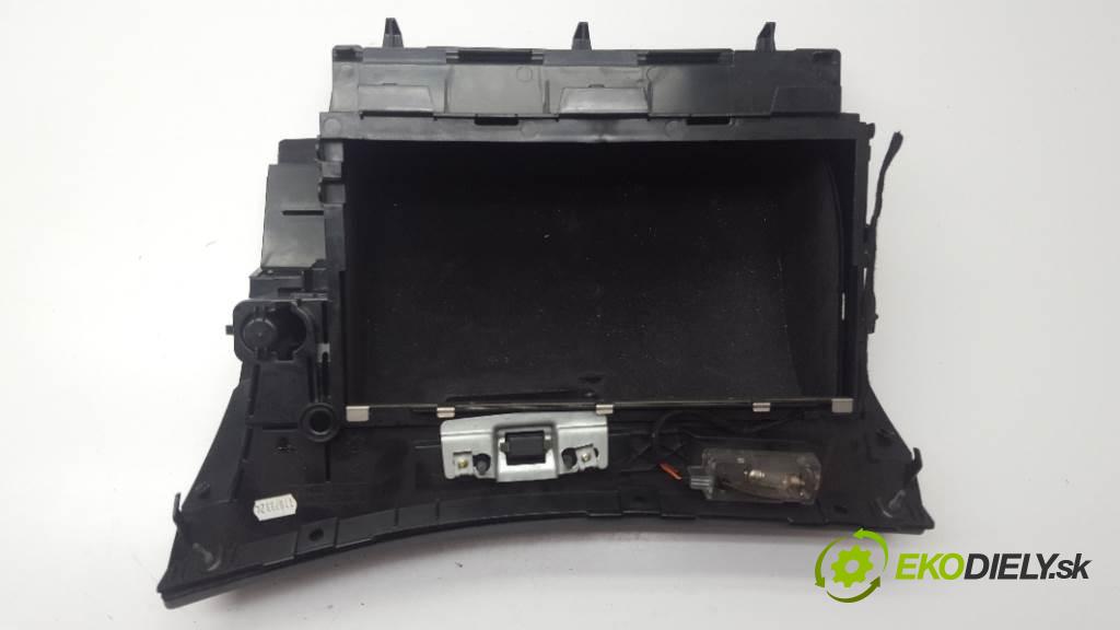 BMW E46  2002 85kW    1796 Priehradka, kastlík spolujazdca 8 203 822 (Priehradky, kastlíky)