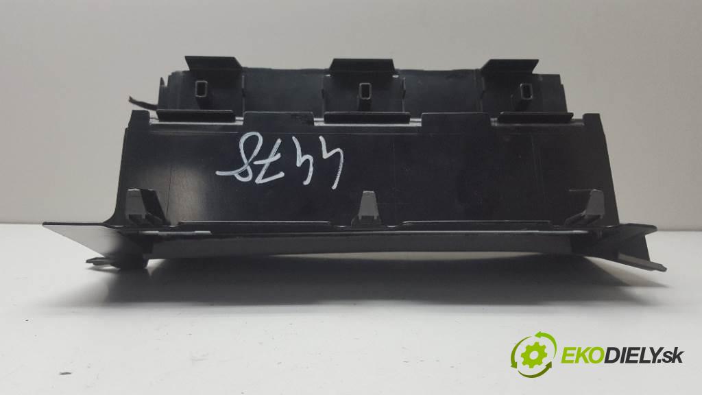 BMW E46  2002 85kW    1796 Priehradka, kastlík spolujazdca 8 203 822 (Priehradky, kastlíky)