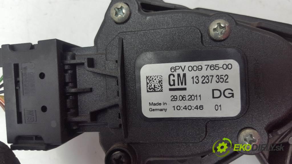 OPEL INSIGNIA   2011 118kw   1956 Potenciometer plynového pedálu 13237352 6PIN (Pedále)