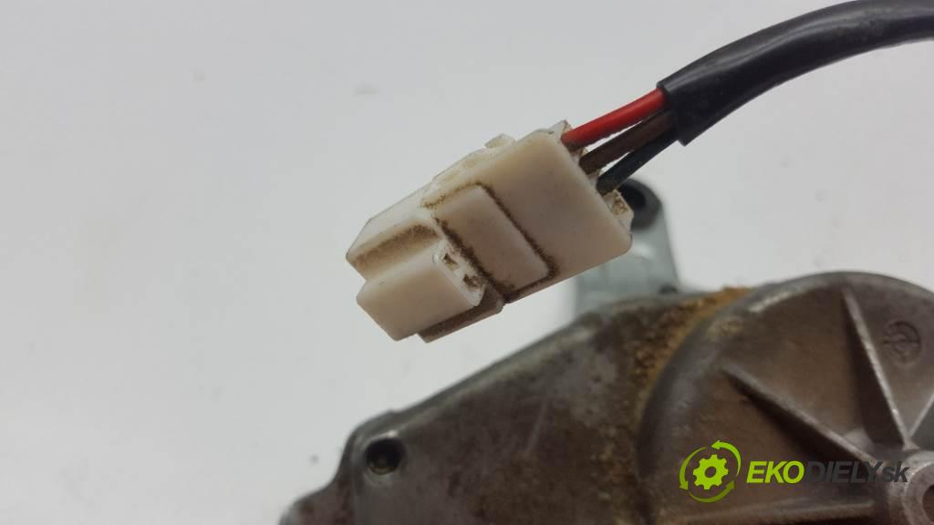 NISSAN ALMERA N16 2004 0 kW N16 1,5 motorek stěračů zadní část 404733 3PIN