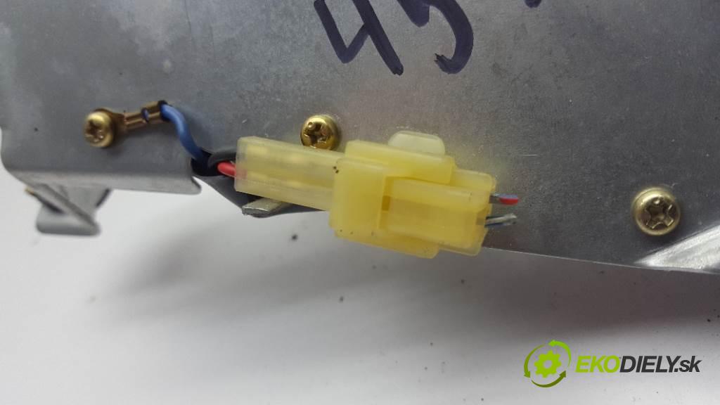MAZDA 323 BJ 2002 72kw BJ 1598 motorek stěračů zadní část 34928581 2PIN