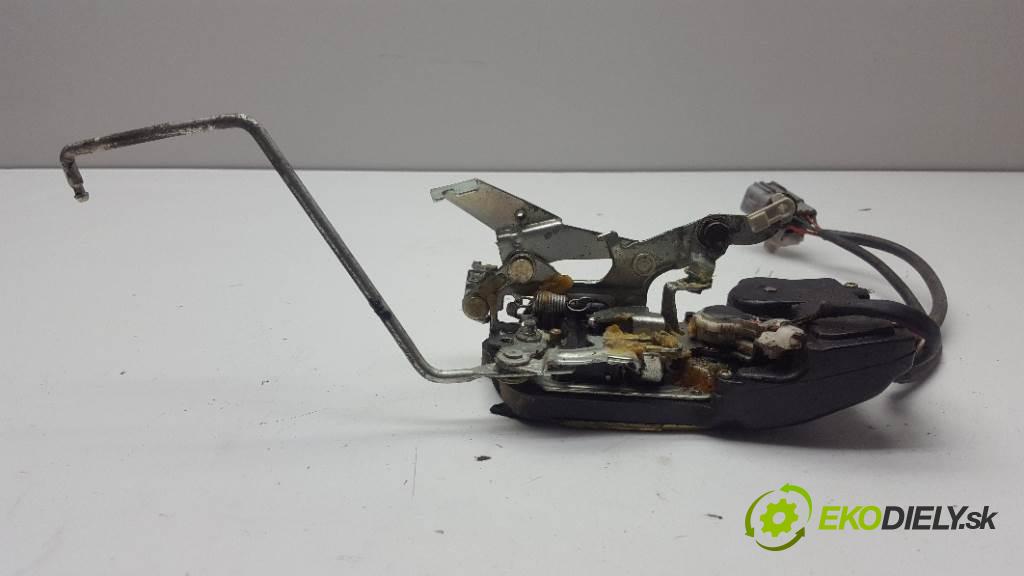 TOYOTA RAV4  1998 94kW    1998 zámok přední část pravý 7 PIN