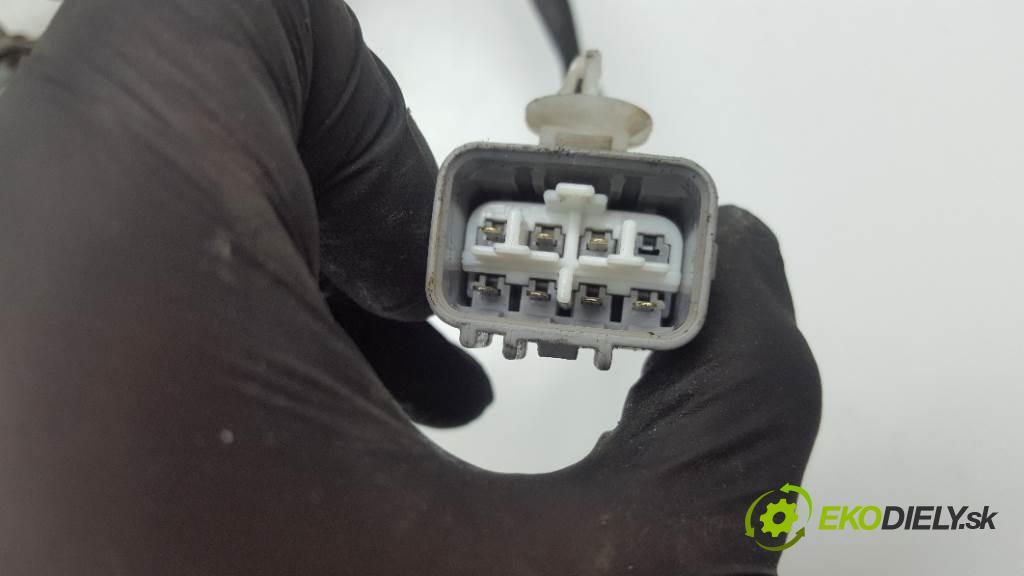 TOYOTA RAV4  1998 94kW    1998 zámok přední část pravý 7 PIN