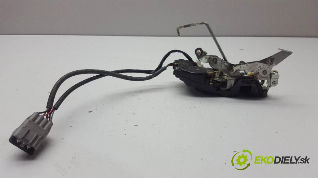 TOYOTA RAV4  1998 94kW    1998 zámok přední část pravý 7 PIN