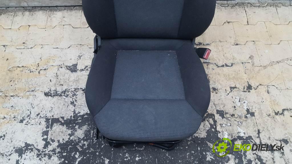 OPEL ZAFIRA B 2007 88kW B 1910 Sedadlo pravy  (Sedačky, sedadlá)