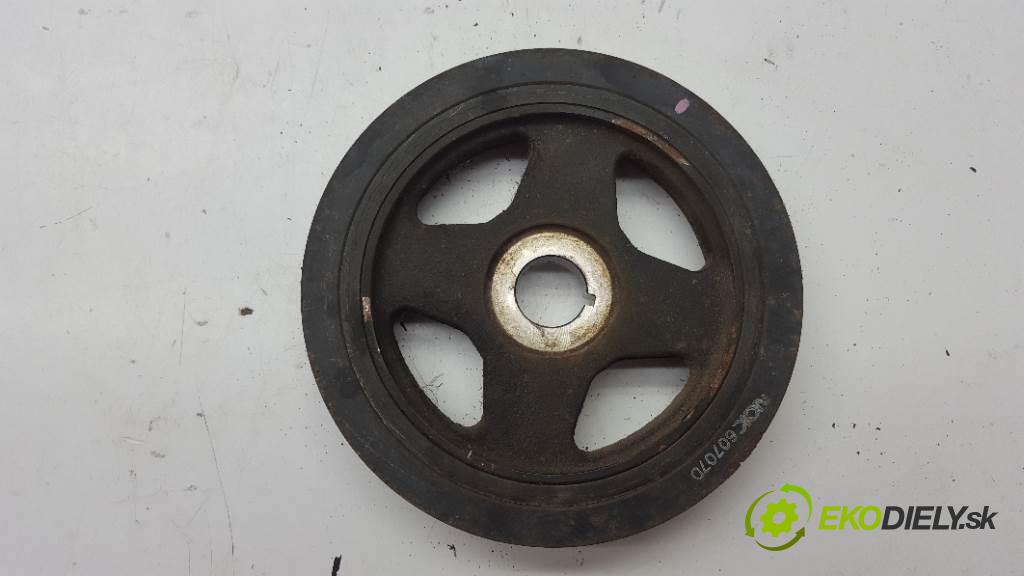 TOYOTA YARIS  2006 66 kW    1364 kolo kolová hřídele