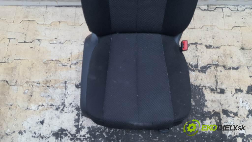 VOLKSWAGEN PASSAT  2008 77kW    1896 Sedadlo pravy  (Sedačky, sedadlá)