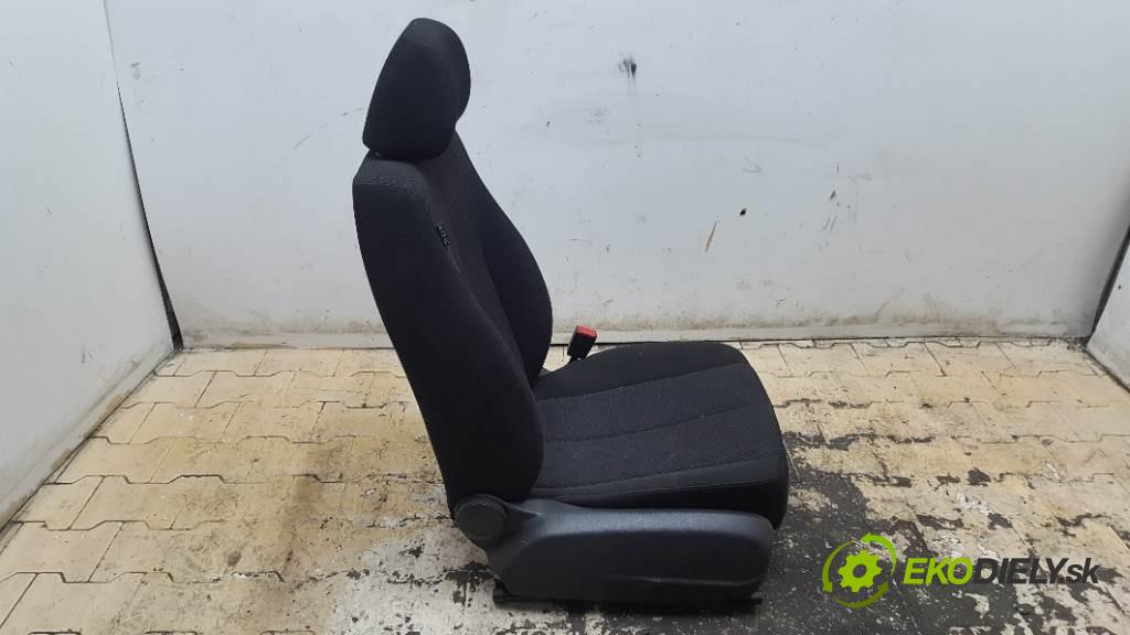 VOLKSWAGEN PASSAT  2008 77kW    1896 Sedadlo pravy  (Sedačky, sedadlá)