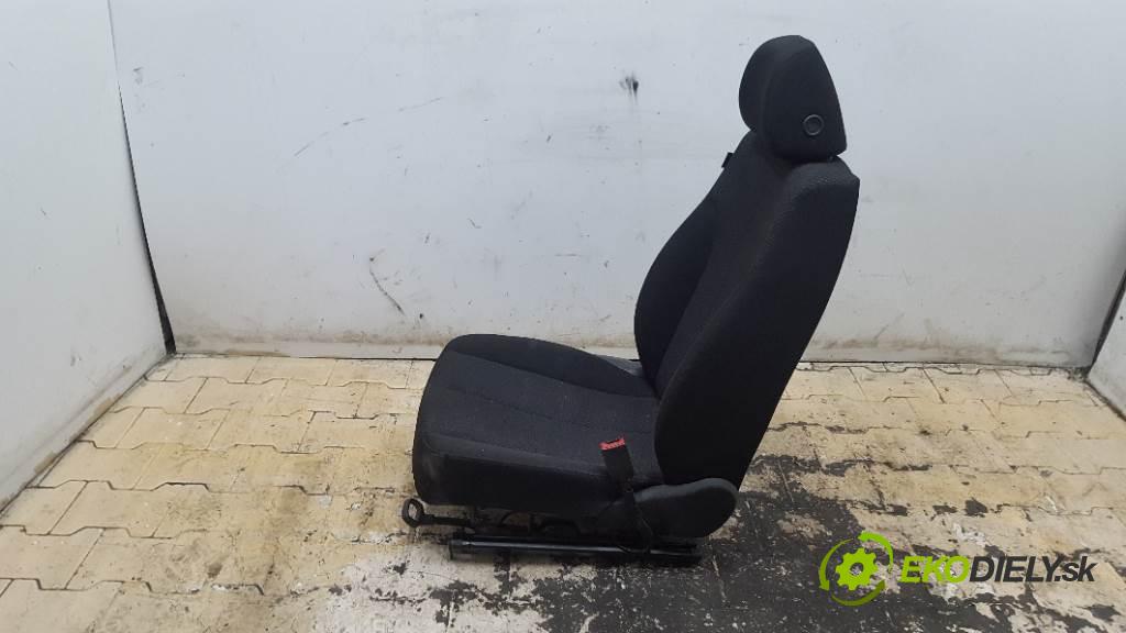 VOLKSWAGEN PASSAT  2008 77kW    1896 Sedadlo pravy  (Sedačky, sedadlá)