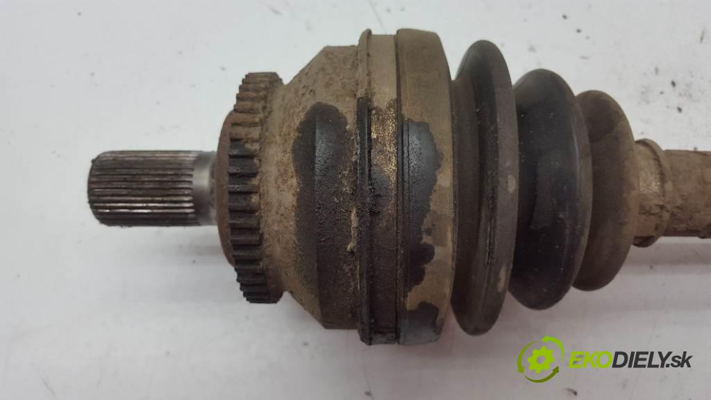 VOLVO V 70  2000 103kW    2461 Poloos ľavá strana  (Poloosy)