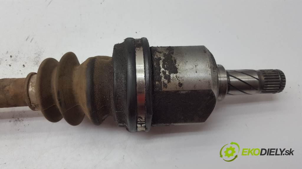 VOLVO V 70  2000 103kW    2461 Poloos ľavá strana  (Poloosy)