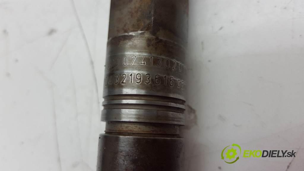 VOLVO V 70  2000 103kW    2461 vstřikovací ventily 0432193614 074130203 /  0741302010B