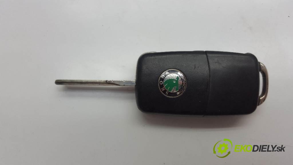 SKODA ROOMSTER  2010 63kW    1390 spinačka 4B0905585 KOMPLET (Spínacie skrinky a kľúče)