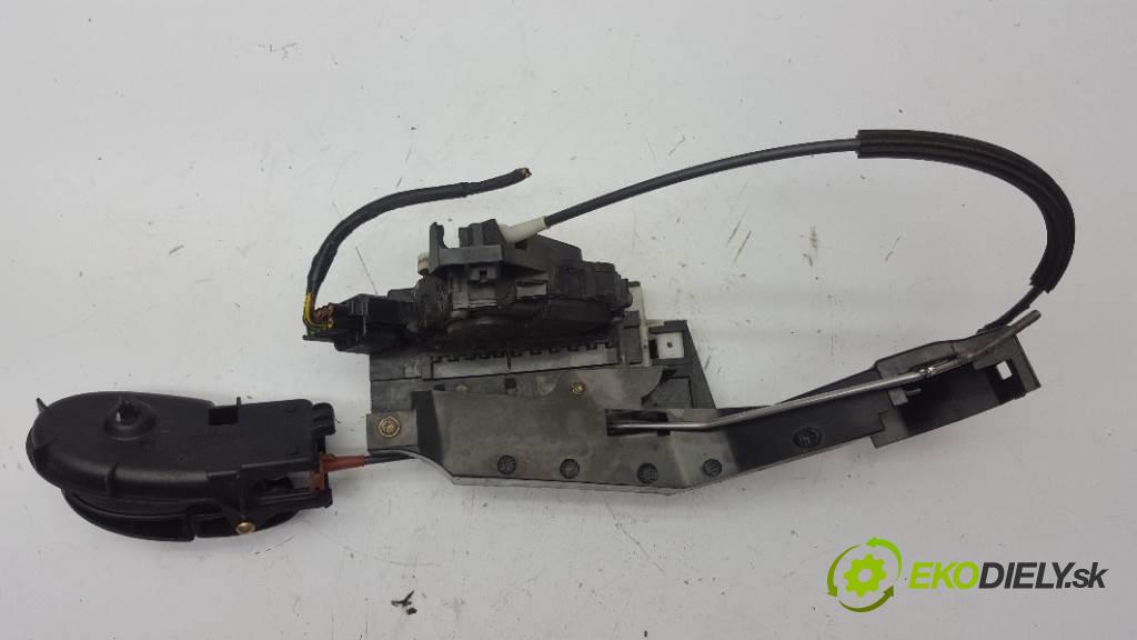 FORD FOCUS MK1  2002 66kW    1753 zámok přední část levý 2S4AA21813DB