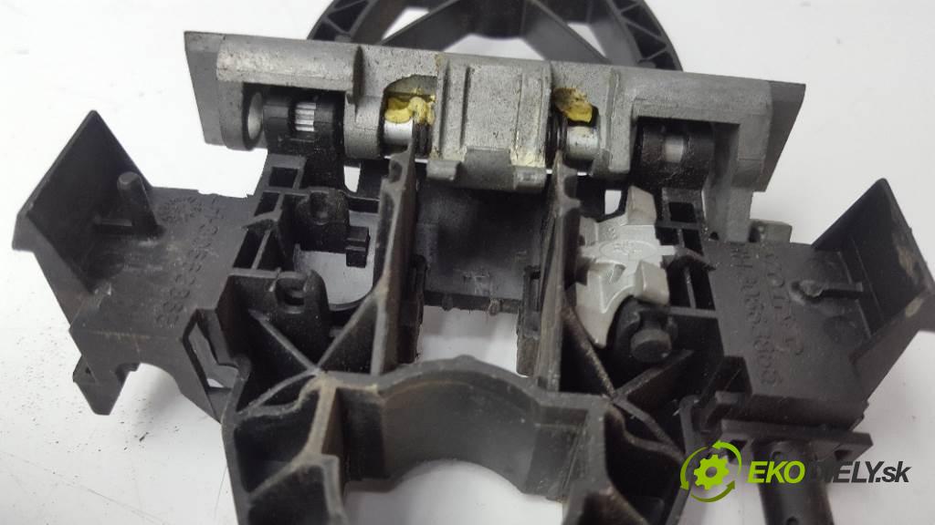 VOLVO V 50  2005 100kW    1997 zámok přední část pravý 30699110 6PIN