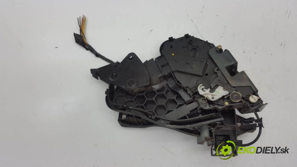 VOLVO V 50  2005 100kW    1997 zámok zadní část levý 30699111 8PIN