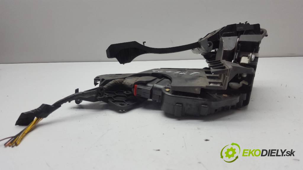 VOLVO V 50  2005 100kW    1997 zámok zadní část levý 30699111 8PIN