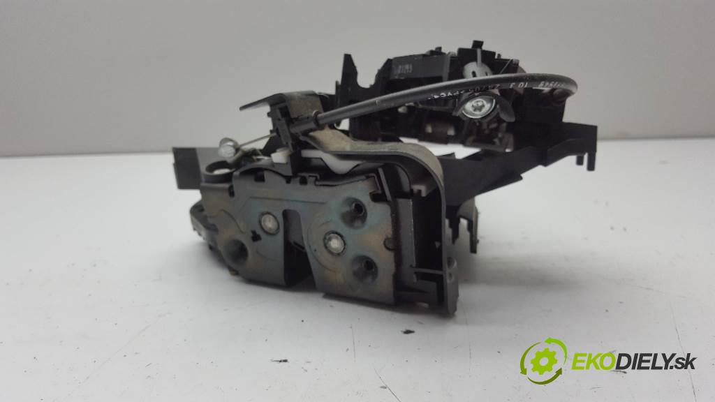 VOLVO V 50  2005 100kW    1997 zámok zadní část levý 30699111 8PIN
