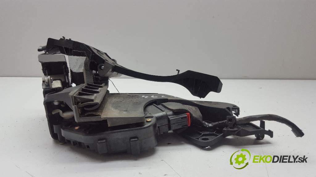 VOLVO V 50  2005 100kW    1997 zámok zadní část pravý 30699112 8PIN