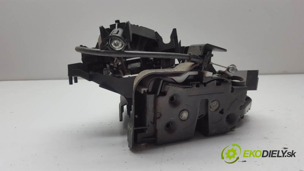 VOLVO V 50  2005 100kW    1997 zámok zadní část pravý 30699112 8PIN