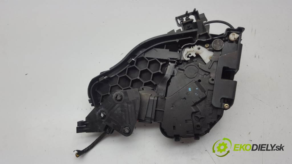 VOLVO V 50  2005 100kW    1997 zámok zadní část pravý 30699112 8PIN