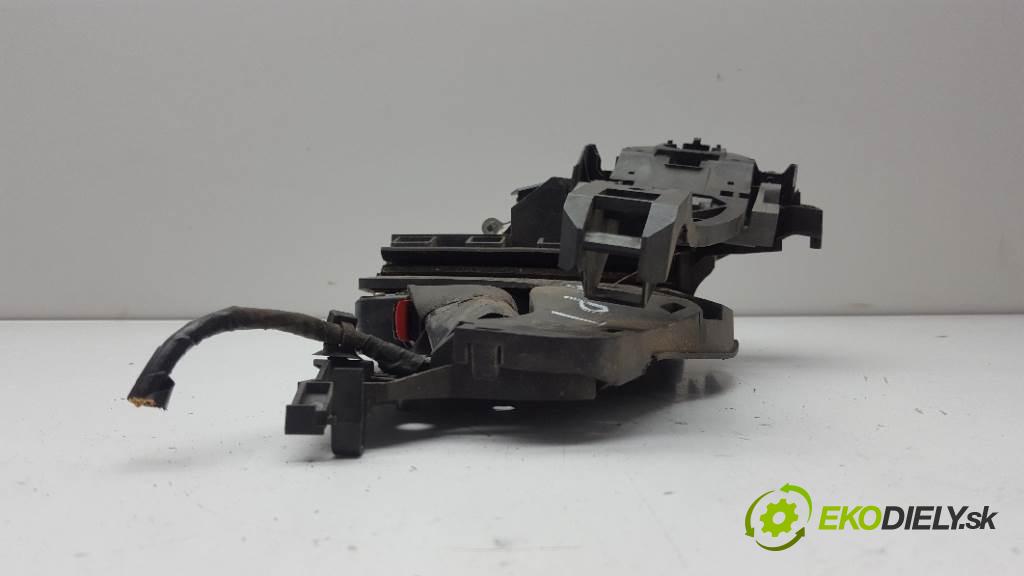 VOLVO V 50  2005 100kW    1997 zámok zadní část pravý 30699112 8PIN