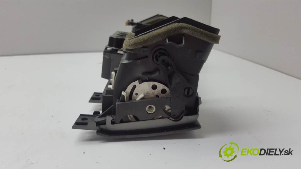 OPEL VECTRA C  1994 74kW    1598 RADIO 13138246 / 13154972 (Audio zariadenia) (kód nemáme)