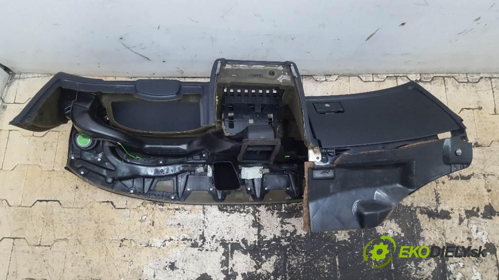 AUDI 80 B4  1993 66kW   1984 Palubná doska  (Palubné dosky)