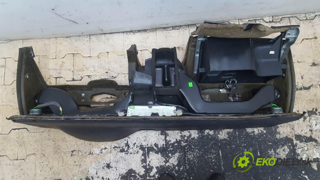 AUDI 80 B4  1993 66kW   1984 Palubná doska  (Palubné dosky)