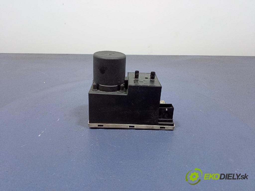 Audi A3 2000 čerpadlo Centrální Zámek 8D0862257C