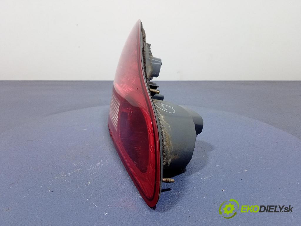 Toyota Avensis verso 2002 svetlo / reflektor zad ľavá Vnútri: