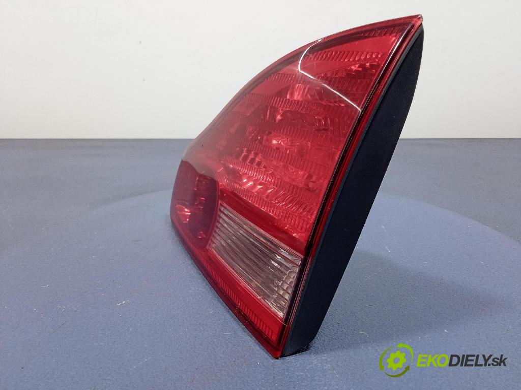 Toyota Avensis verso 2002 svetlo / reflektor zad Prava: Vnútri: KOITO 44-41