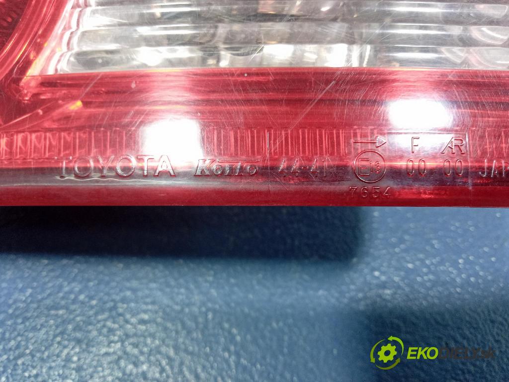 Toyota Avensis verso 2002 svetlo / reflektor zad Prava: Vnútri: KOITO 44-41