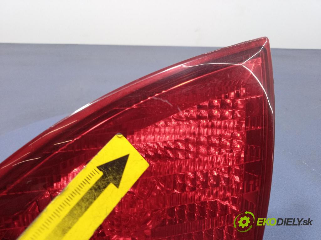 Toyota Avensis verso 2002 svetlo / reflektor zad Prava: Vnútri: KOITO 44-41