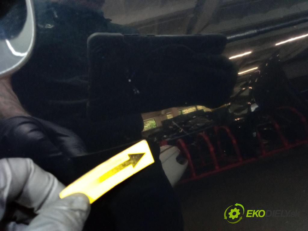 Nissan Pixo 2009 dvere zad pravé