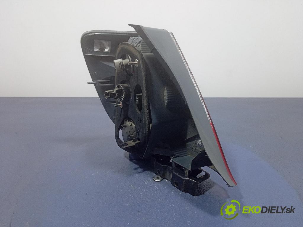 Honda Civic 2004 svetlo / reflektor zad Prava: Vonkajsia: KOITO V254