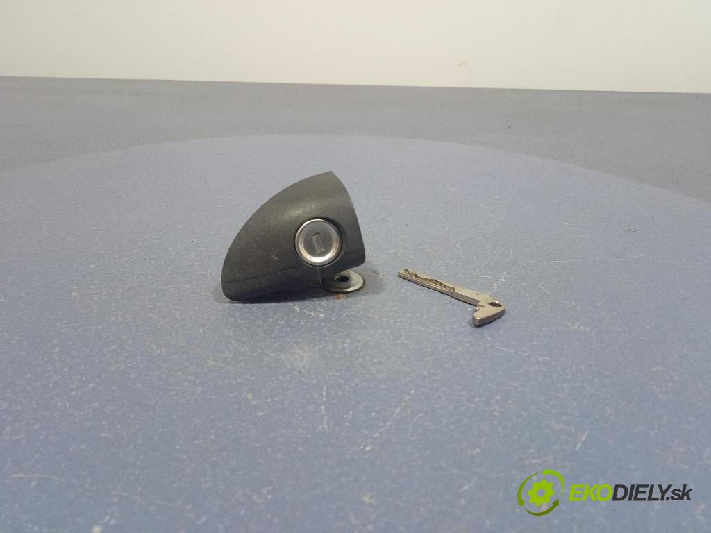 Mercedes A-Klasa 2006 zámek dveře před Levý: