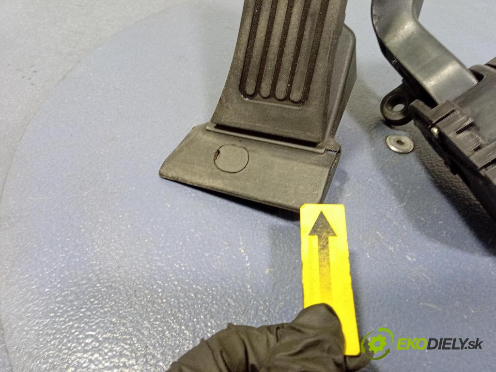 Hyundai Ix35 2013 pedal Plyn: DH32726-2S000