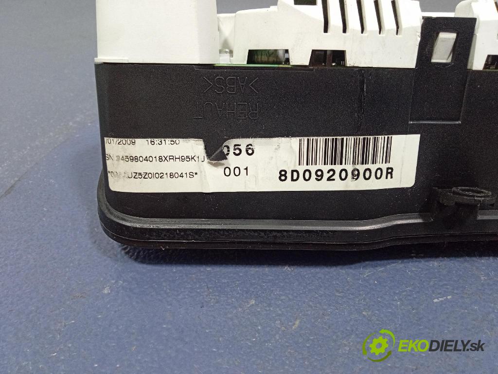 Audi A4 2000 prístrojovka/ budíky 8D0920900R