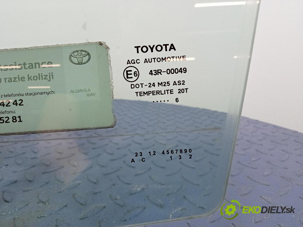 Toyota Auris 2016 sklo dveře před levá