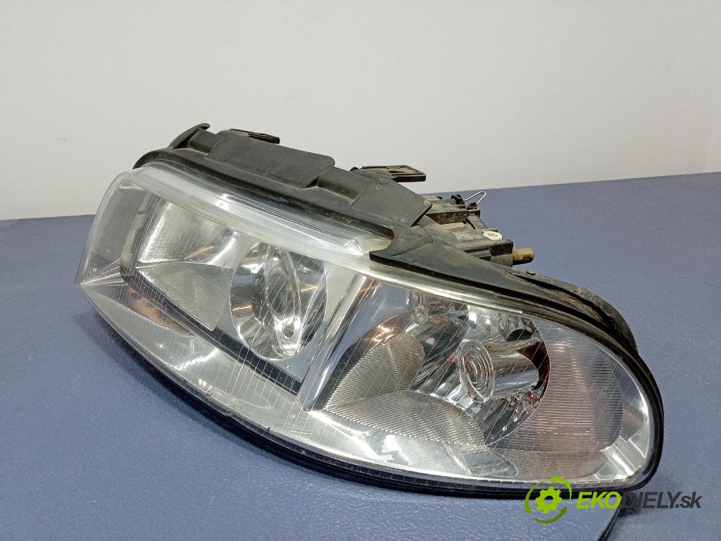 Audi A4 1999 Reflektor: Vľavo:
