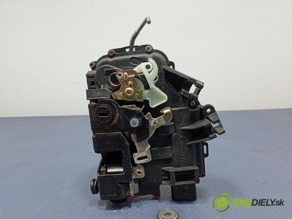 Audi A4 2001 zámok dvere zad Vľavo: