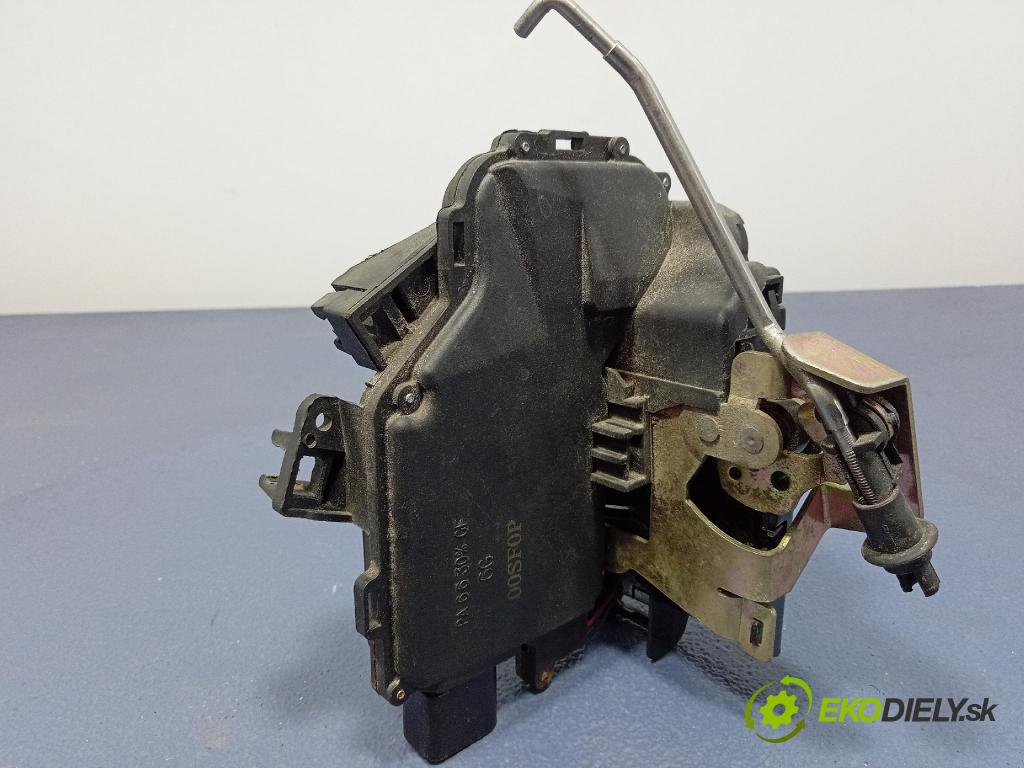 Audi A4 2001 zámok dvere zad Vľavo: