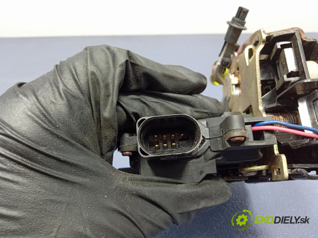 Audi A4 2001 zámok dvere zad Vľavo:
