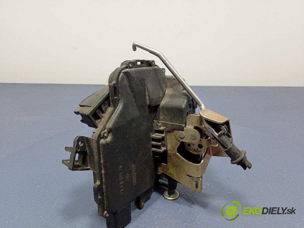 Audi A4 2001 zámok dvere zad Vľavo: