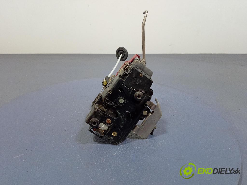 Audi A4 2001 zámok dvere Predné v pravo: